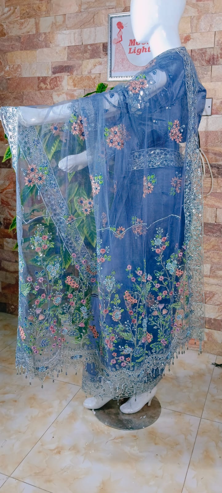 Elegant Women’s Saari for Party Wear – Stylish & Trendy Outfits
